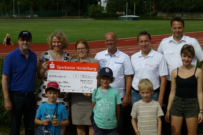 Scheckübergabe an das Heidelberger Multifamiliennetzwerk e.V. mit Vertretern von SAS, Henkel und der TSG 78 Heidelberg sowie den drei Gewinnern des Luftballonwettbewerbs im Rahmen des HPK Bambini-Laufs.